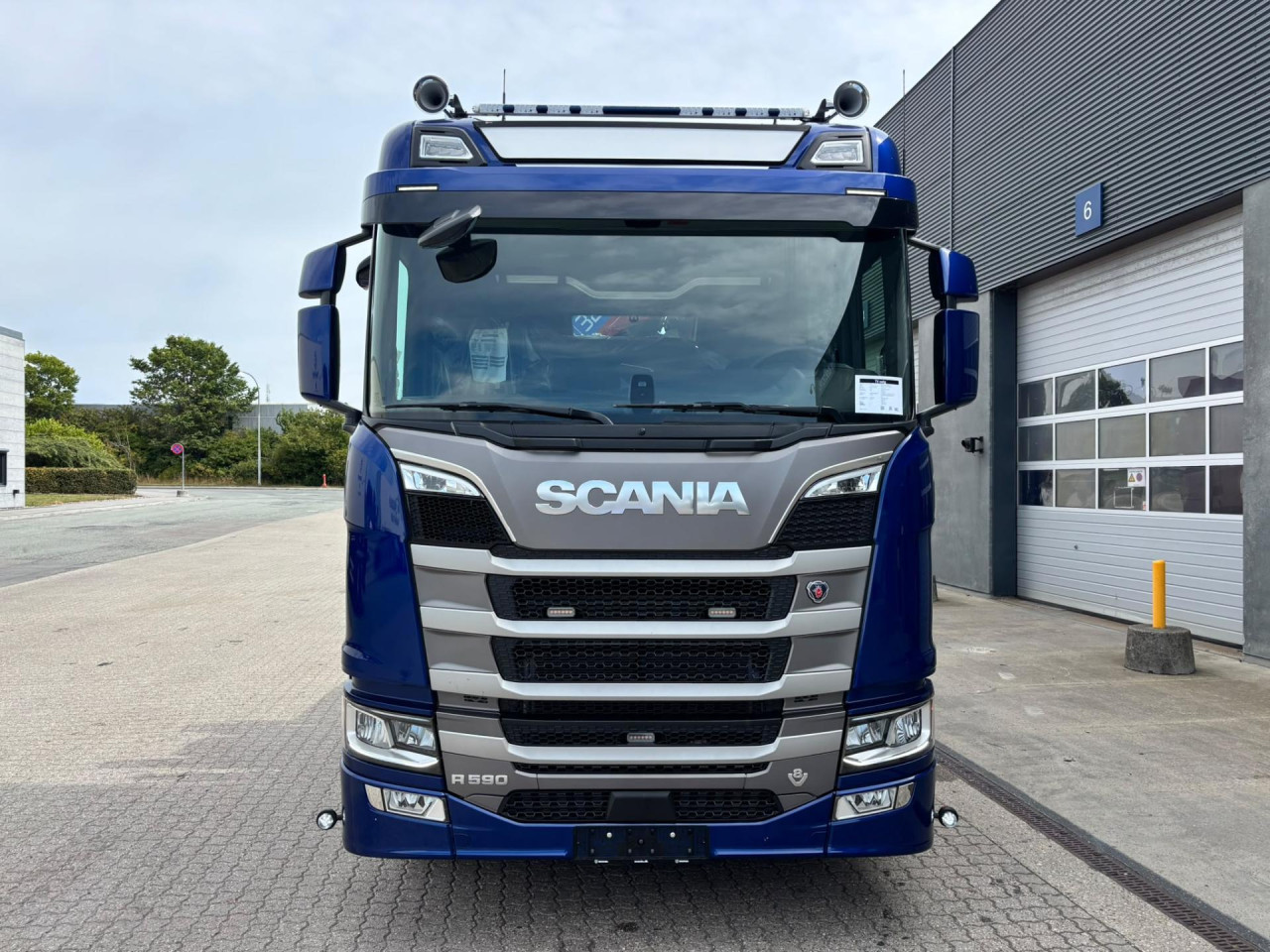Scania R 590 B8x2*6NB Crane + machine transporter body wi