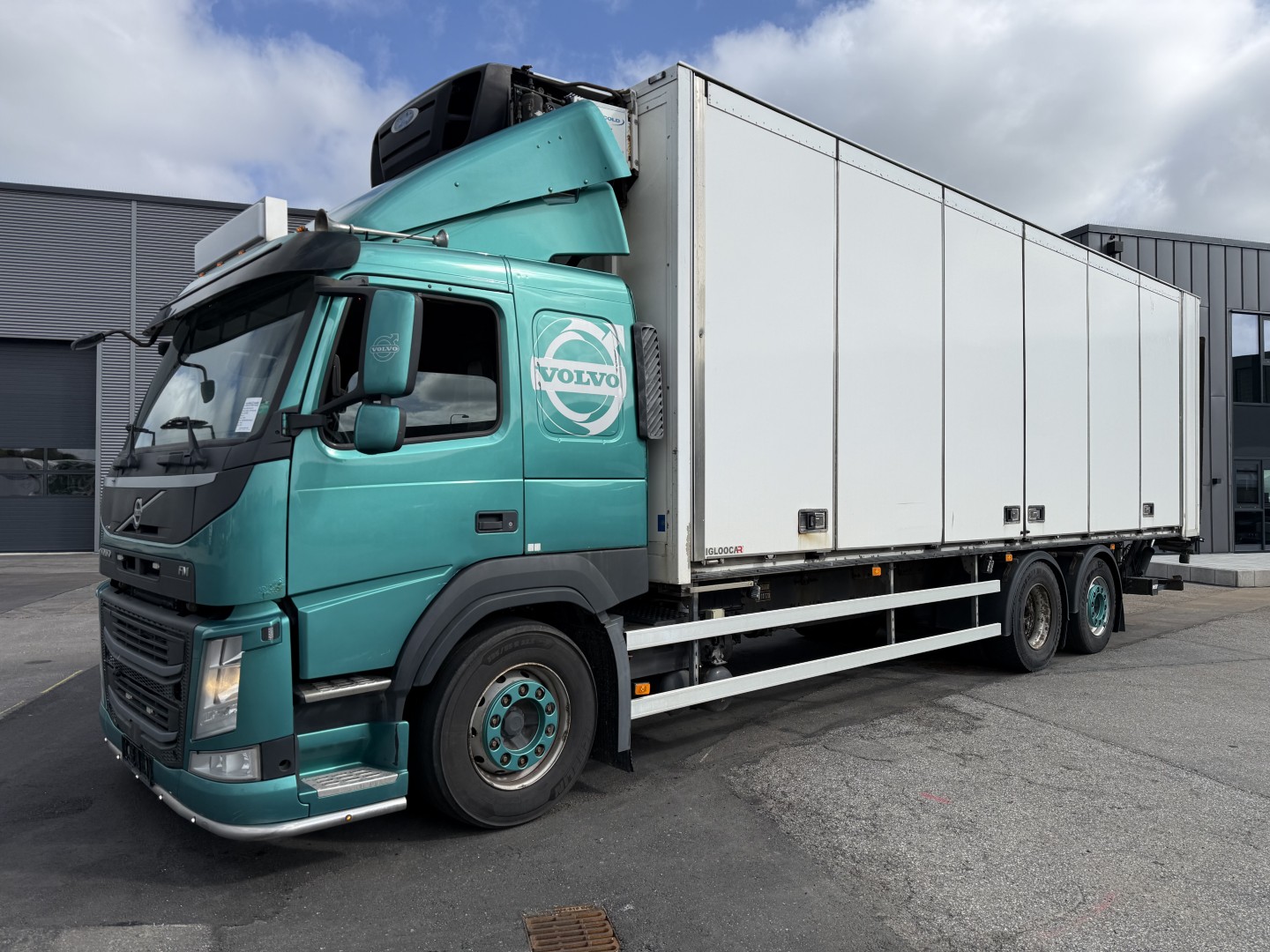 Volvo FM330 6x2*4 Carrier Supra 1050 Nordic