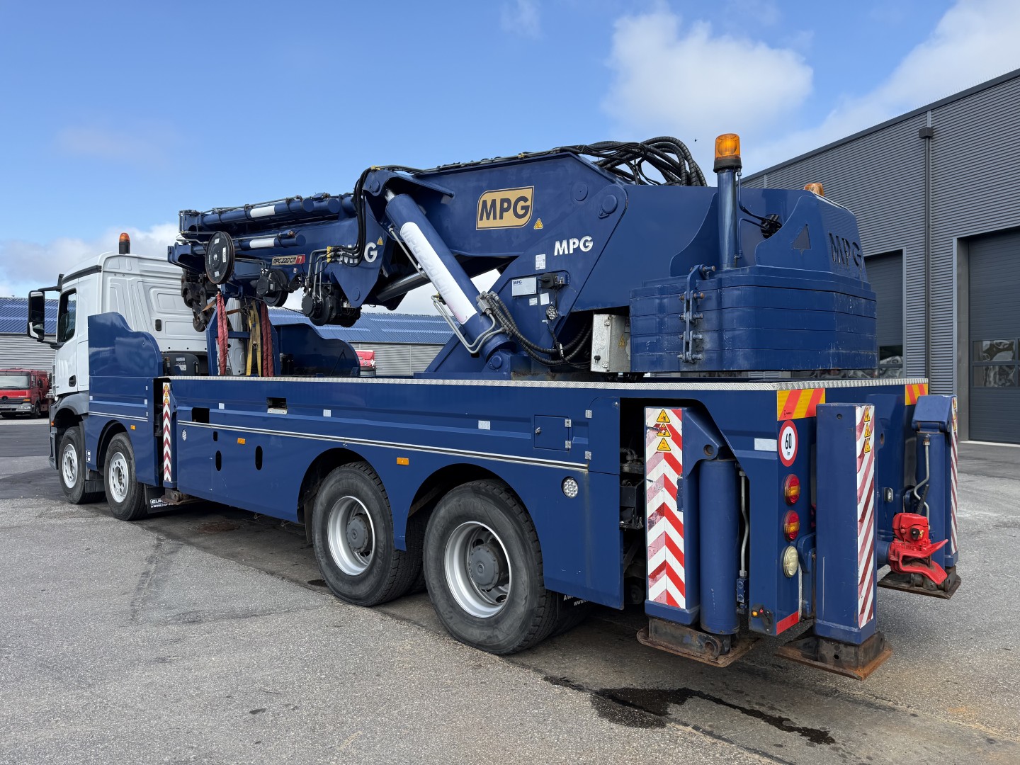 Mercedes Arocs 4153 8x4 Kran MPG 220 TM7 (Kun 8000 km)