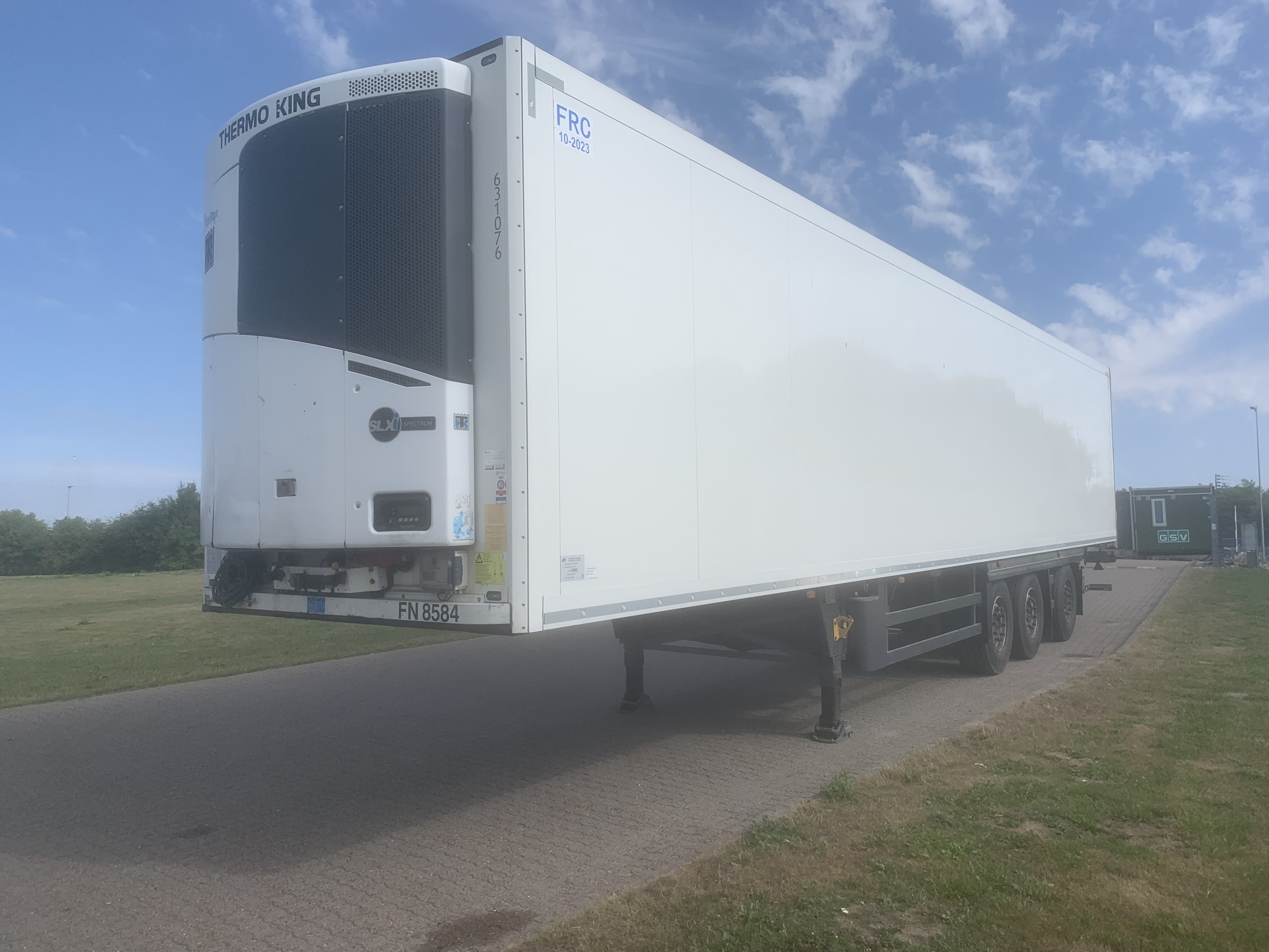 Schmitz Cargobull 3-akslet city køletrailer m. lift