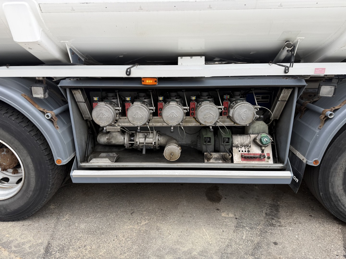 Volvo FM460 8x2*6 24.125 l. ADR Tank