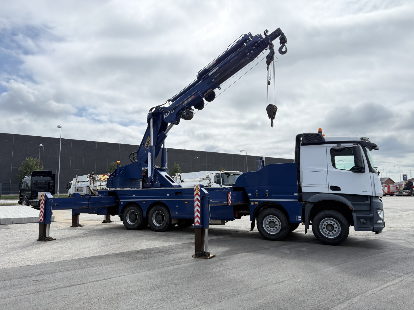 Mercedes Arocs 4153 8x4 MPG 220 TM7