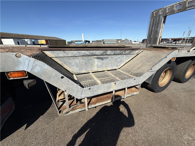 Fliegl FLT328 3 akslet Maskinanhænger m/hjulbrønd