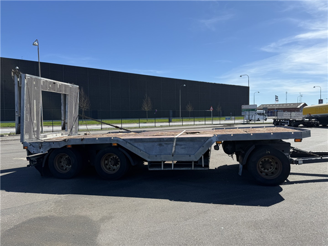 Fliegl FLT328 3 akslet Maskinanhænger m/hjulbrønd