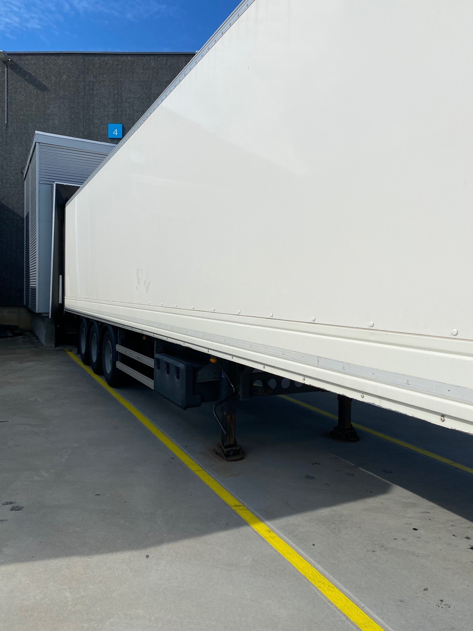 Leci 3 Akslet Bokstrailer med rullebagdør. 2 STK. HAVES TIL OMGÅENDE LEVERING)