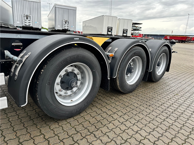 Kässbohrer Containerchassis m. udtræk bag