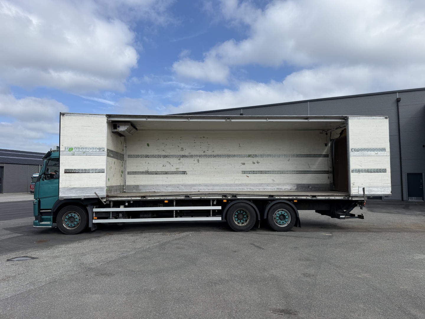 Volvo FM330 6x2*4 Carrier Supra 1050 Nordic