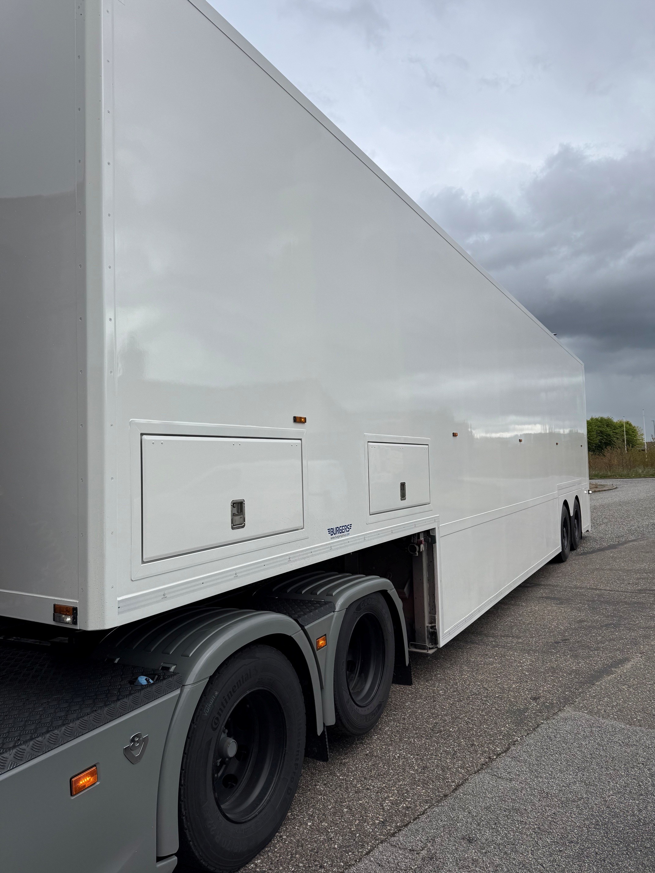 KROG Racetrailer med Dæk & Værkstedsrum.