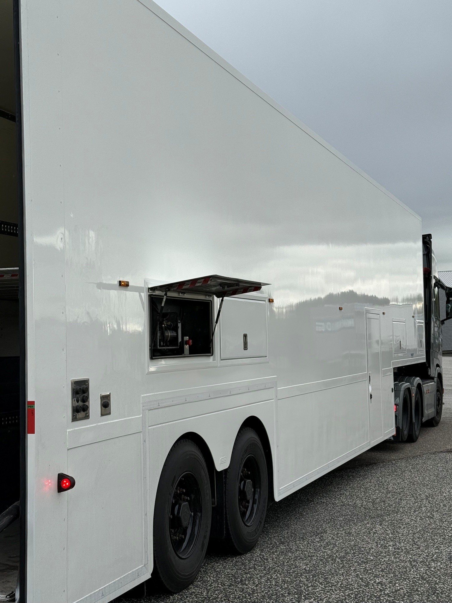KROG Racetrailer med Dæk & Værkstedsrum.
