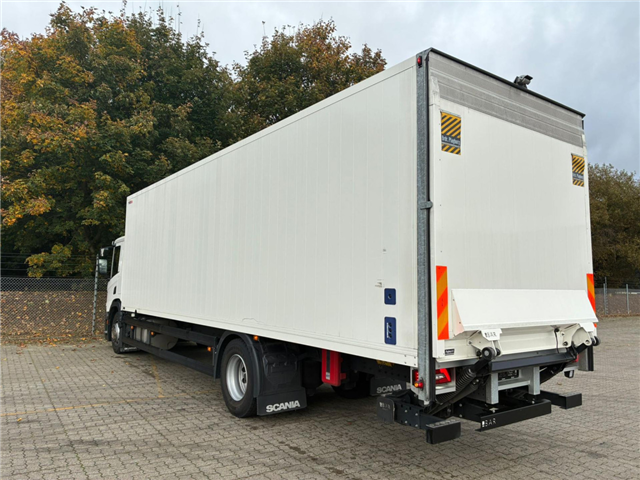 Scania P 250 B4x2NB Boks/lift