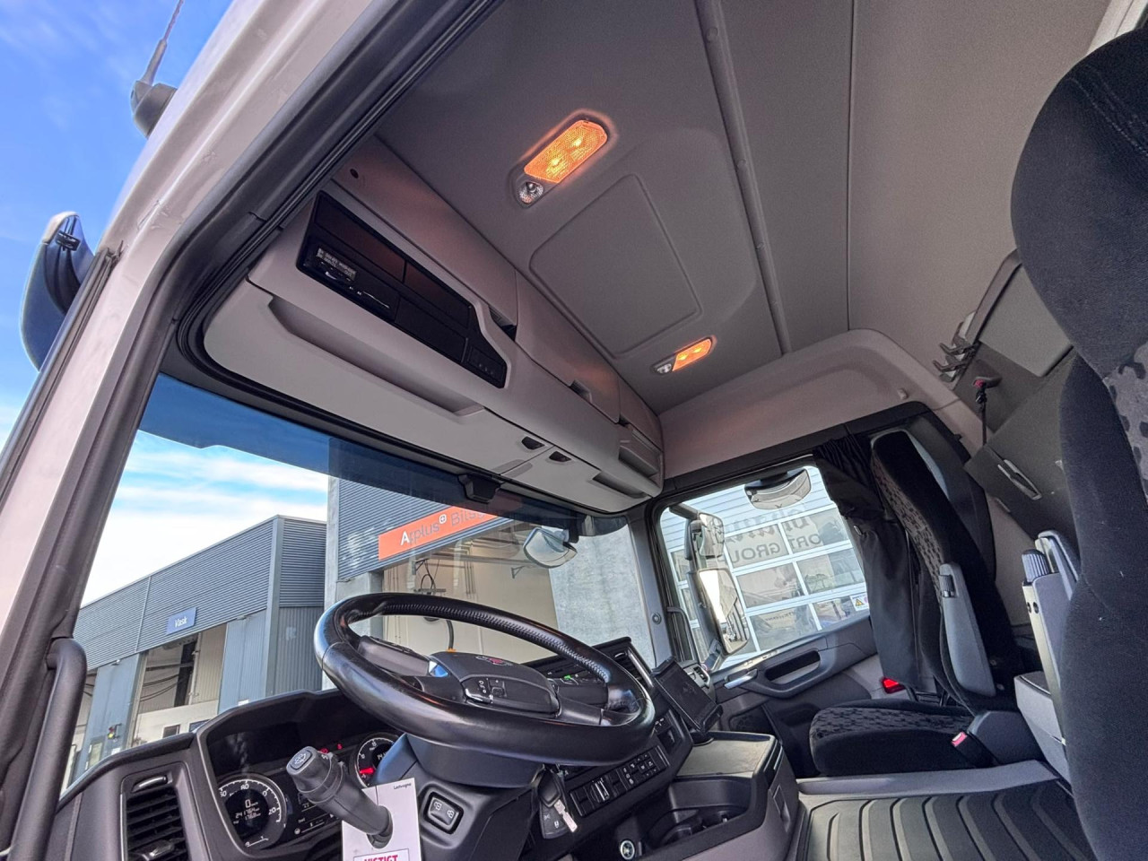 Scania P 250 B4x2NB 18 pl. Boks/Lift