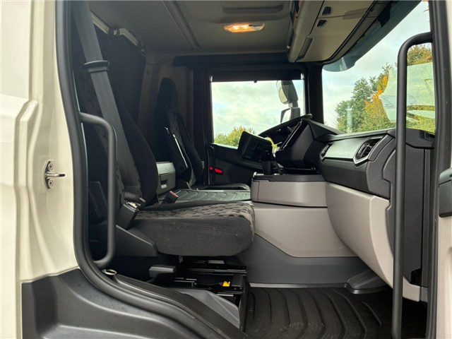 Scania P 250 B4x2NB Boks/lift