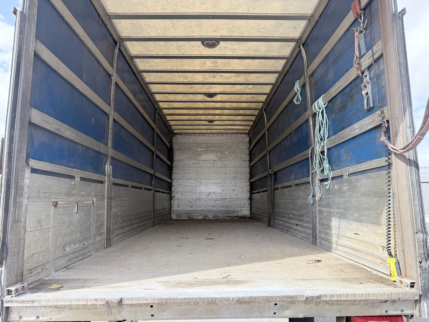Volvo FM 330 7,7 m 4x2 Fragtlad & lift