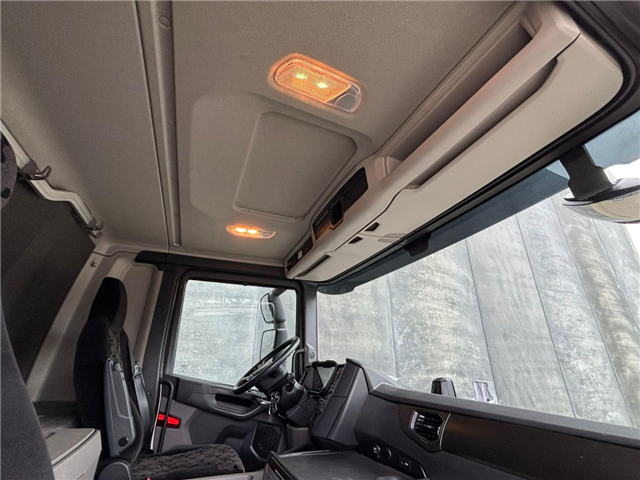 Scania P 250 B4x2NB Box/Lift