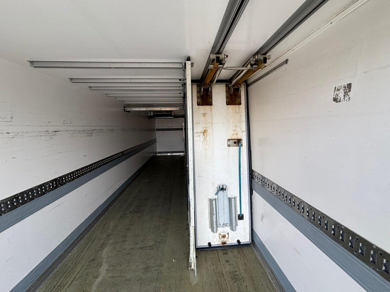 Scania P 320 B6x2*4NB Carrier Iceland Twincool Cherau pie