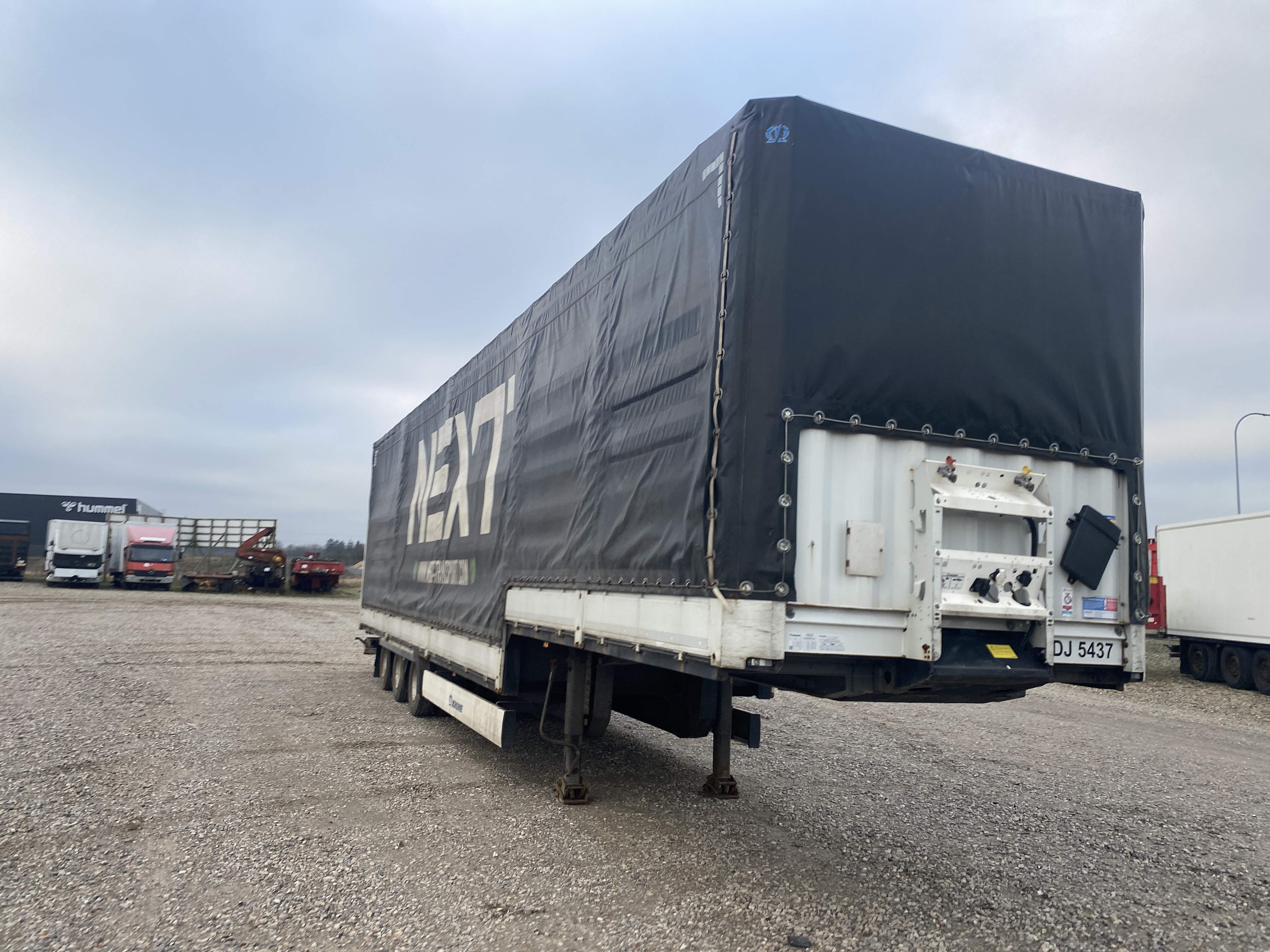 Krone 3-akslet nedbygget med alusider samt skydetag