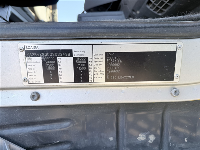 Scania R380 4x2 Knæklad med hydraulisk rampe