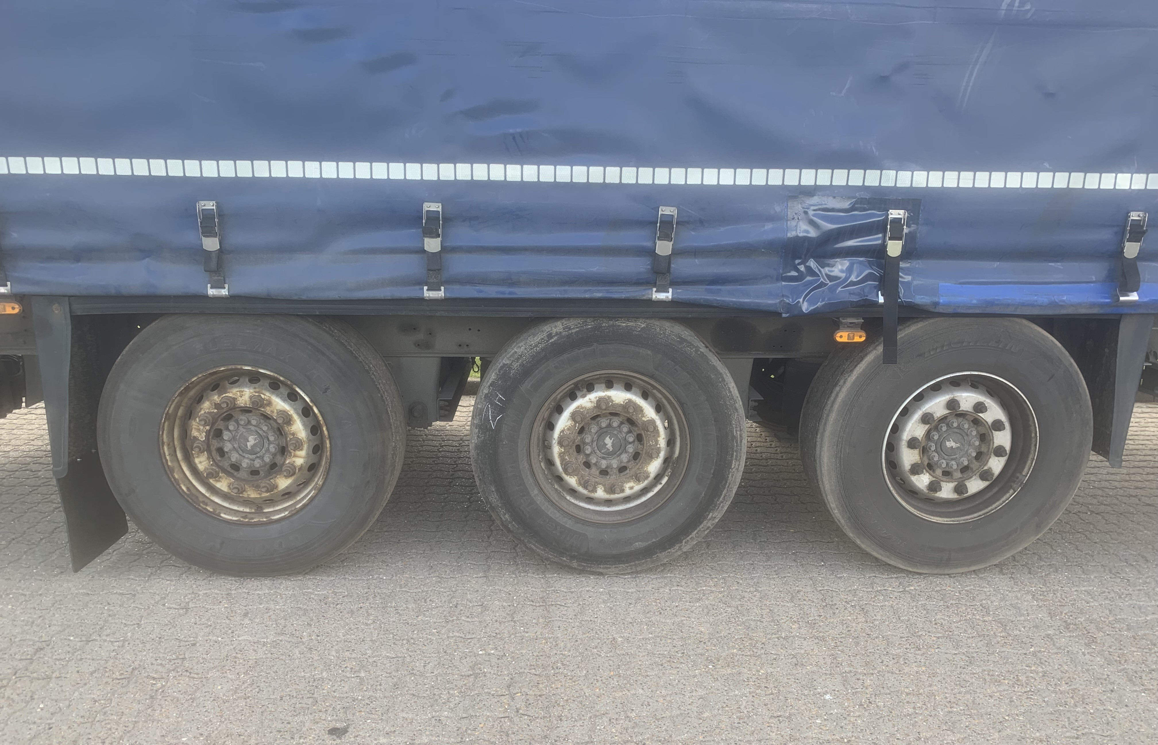Schmitz Cargobull 3-akslet Gardintrailer m. lift