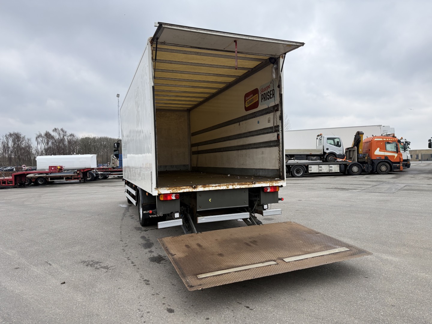 Volvo FL240 4x2 Fast kasse 6,30 m.