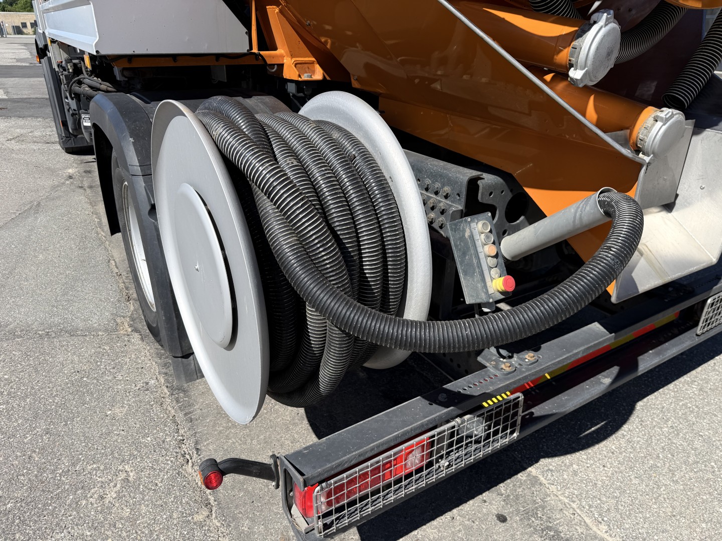 Mercedes Actros 1833 4x2 Bucher FlexLine C60