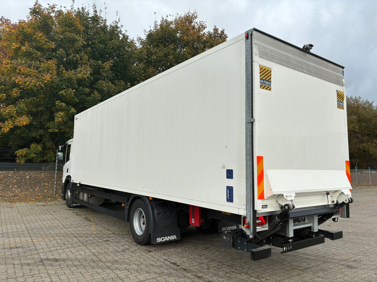 Scania P 250 B4x2NB Boks/lift