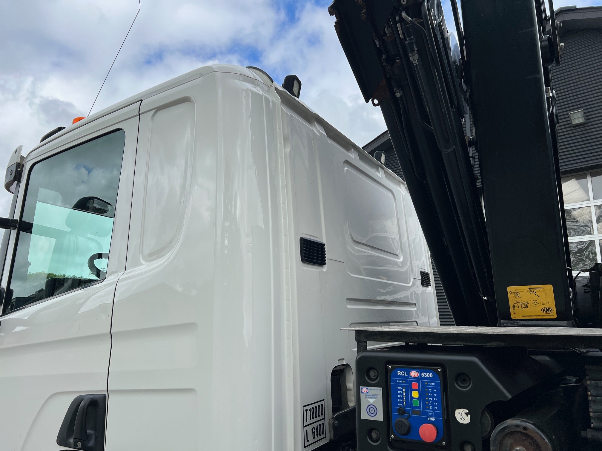 Scania P280 med HMF 1720 kran