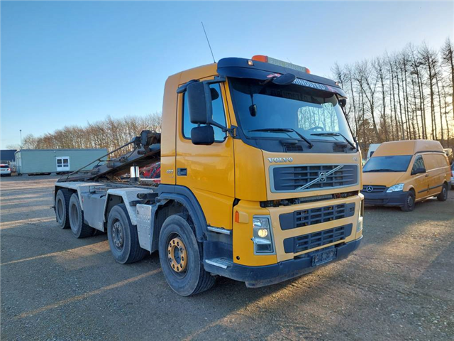 Volvo FM480 8x4 with tip