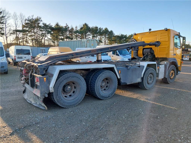 Volvo FM480 8x4 with tip