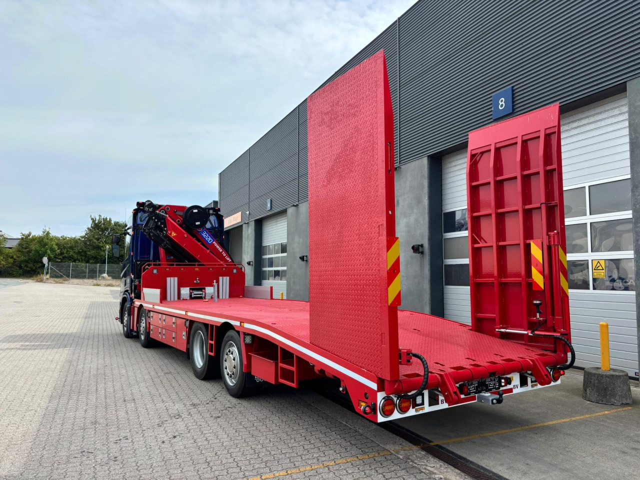 Scania R 590 B8x2*6NB Crane + machine transporter body wi