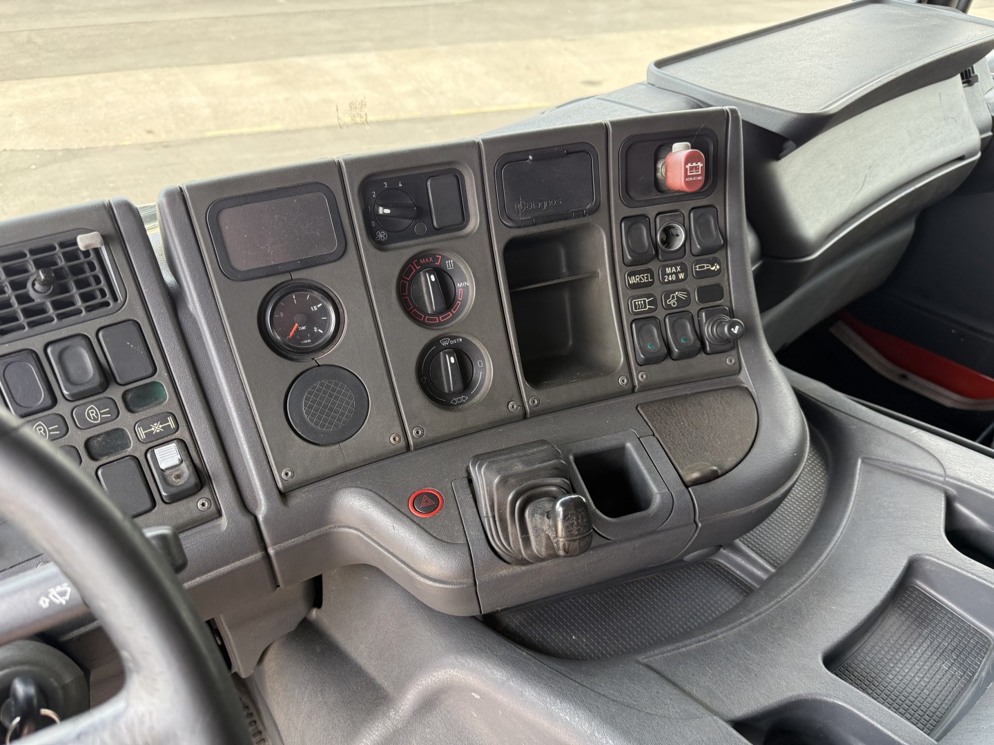 Scania P94/260 4x2 NZ Simon Moos SLS590 Kombi 8.400 l.