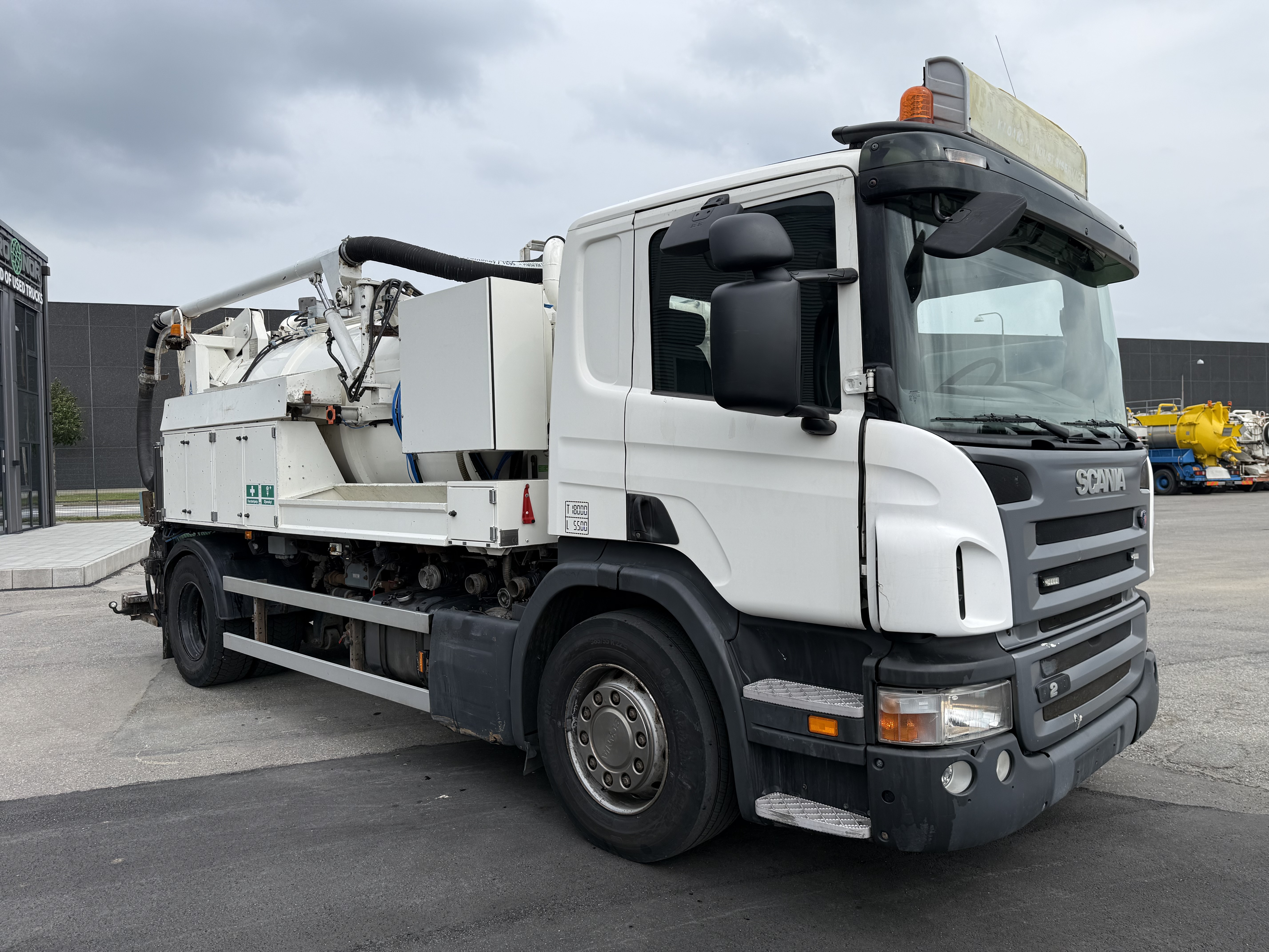 Scania P270 4x2 Hvidtved Larsen 7000 L Sugearm