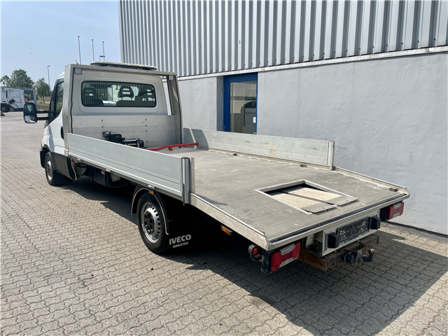 Iveco 35S17A8 knæklad