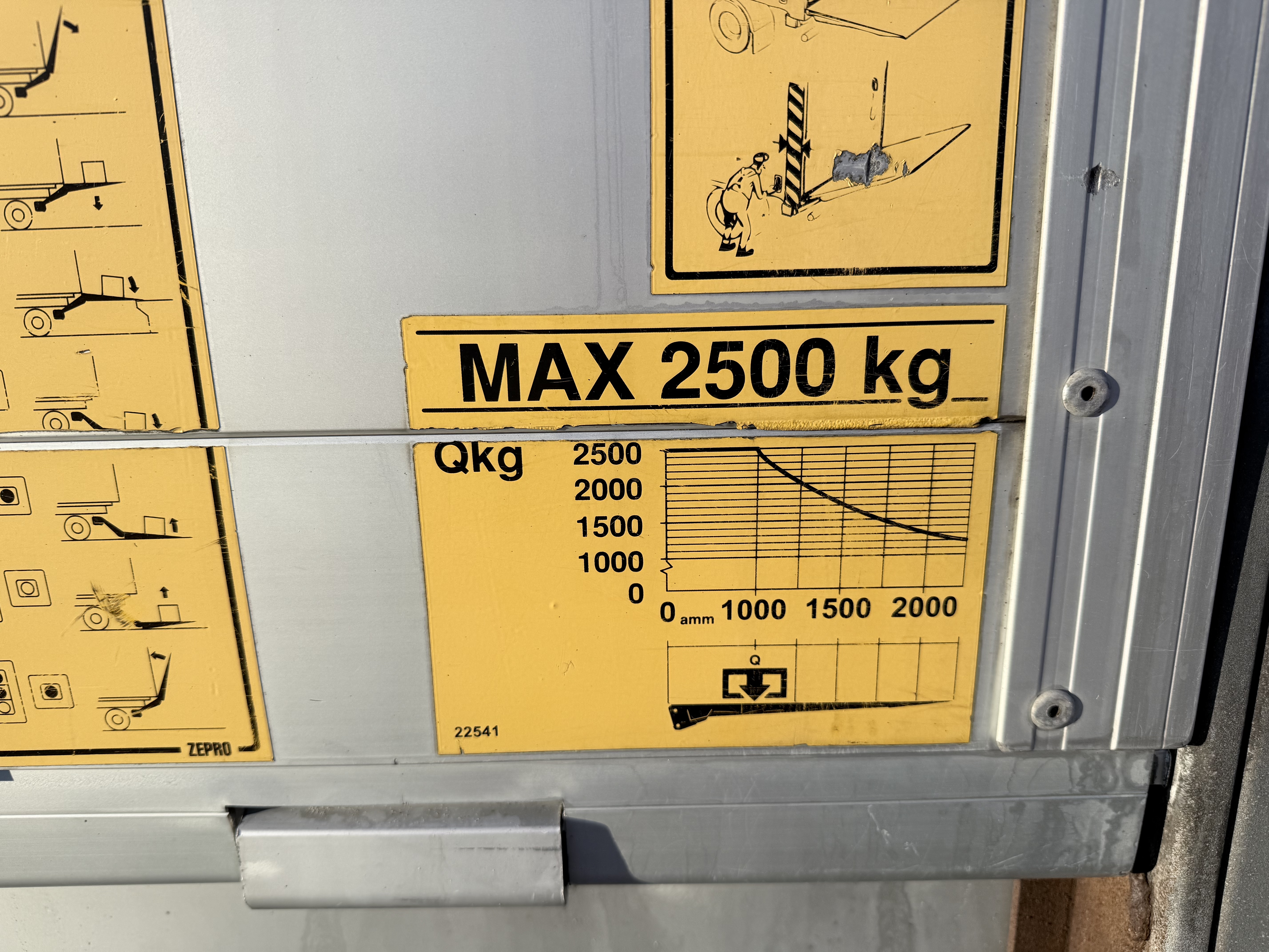 Volvo FM 330 7,7 m 4x2 Fragtlad & lift