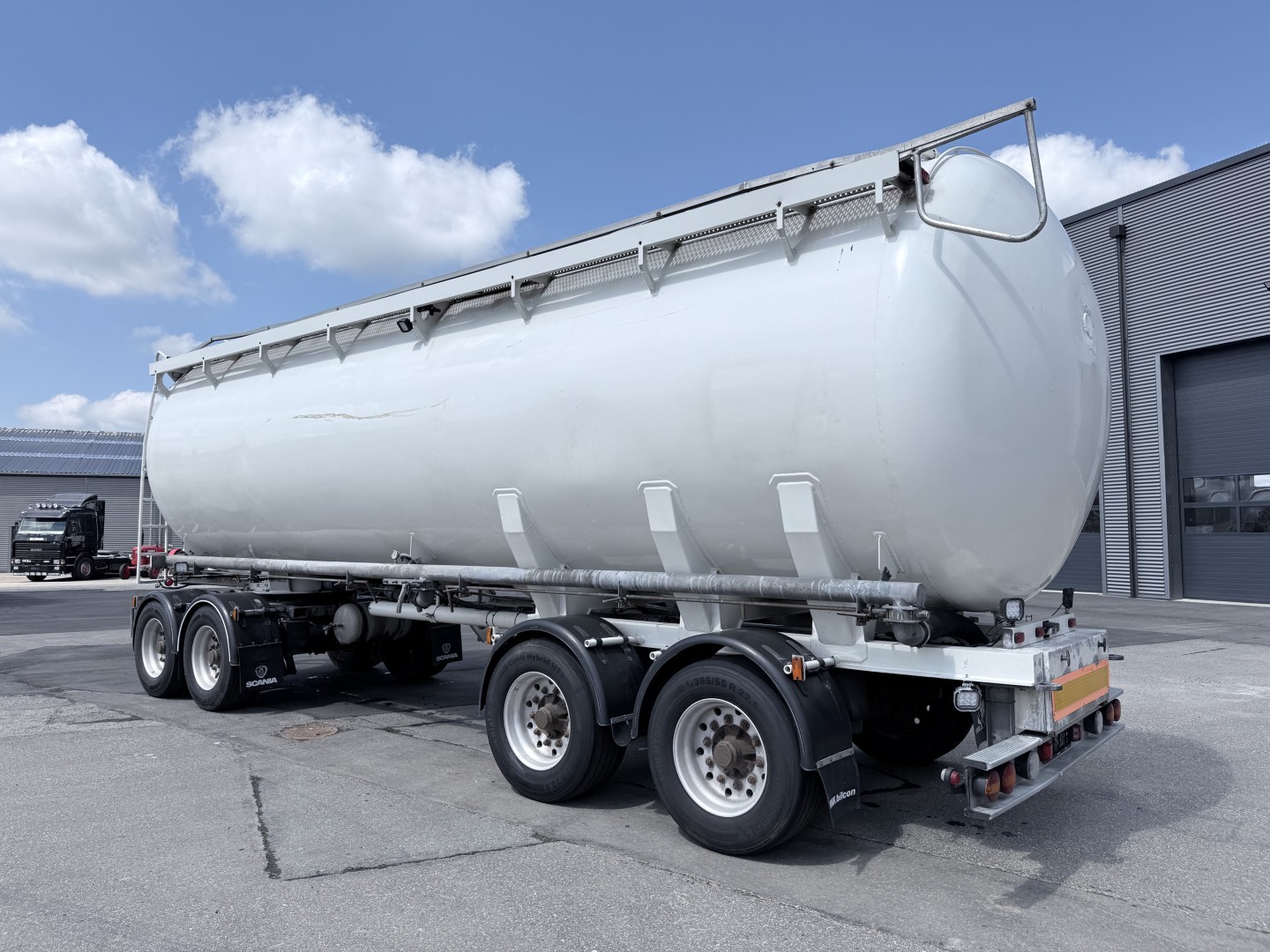 HMK Bilcon 4 akslet 30 t. 42 m3 Silo tank 6 rum