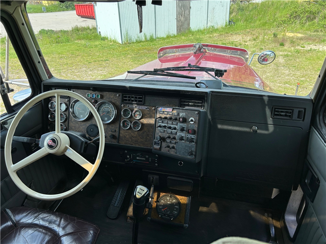 Kenworth W900L