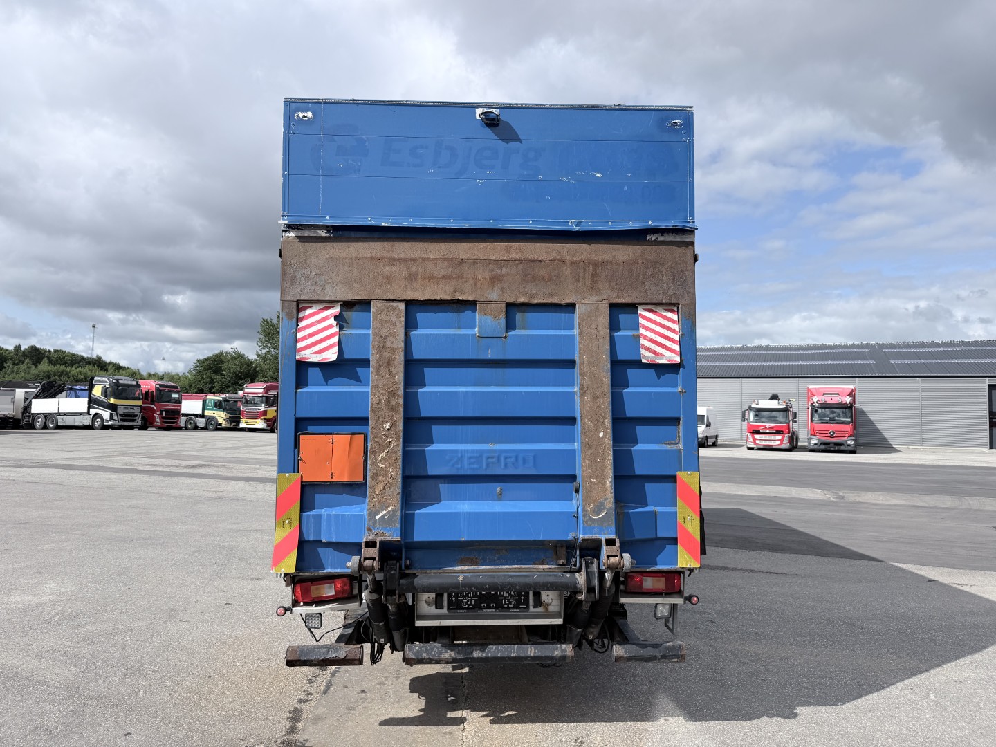 Volvo FM 330 7,7 m 4x2 Fragtlad & lift