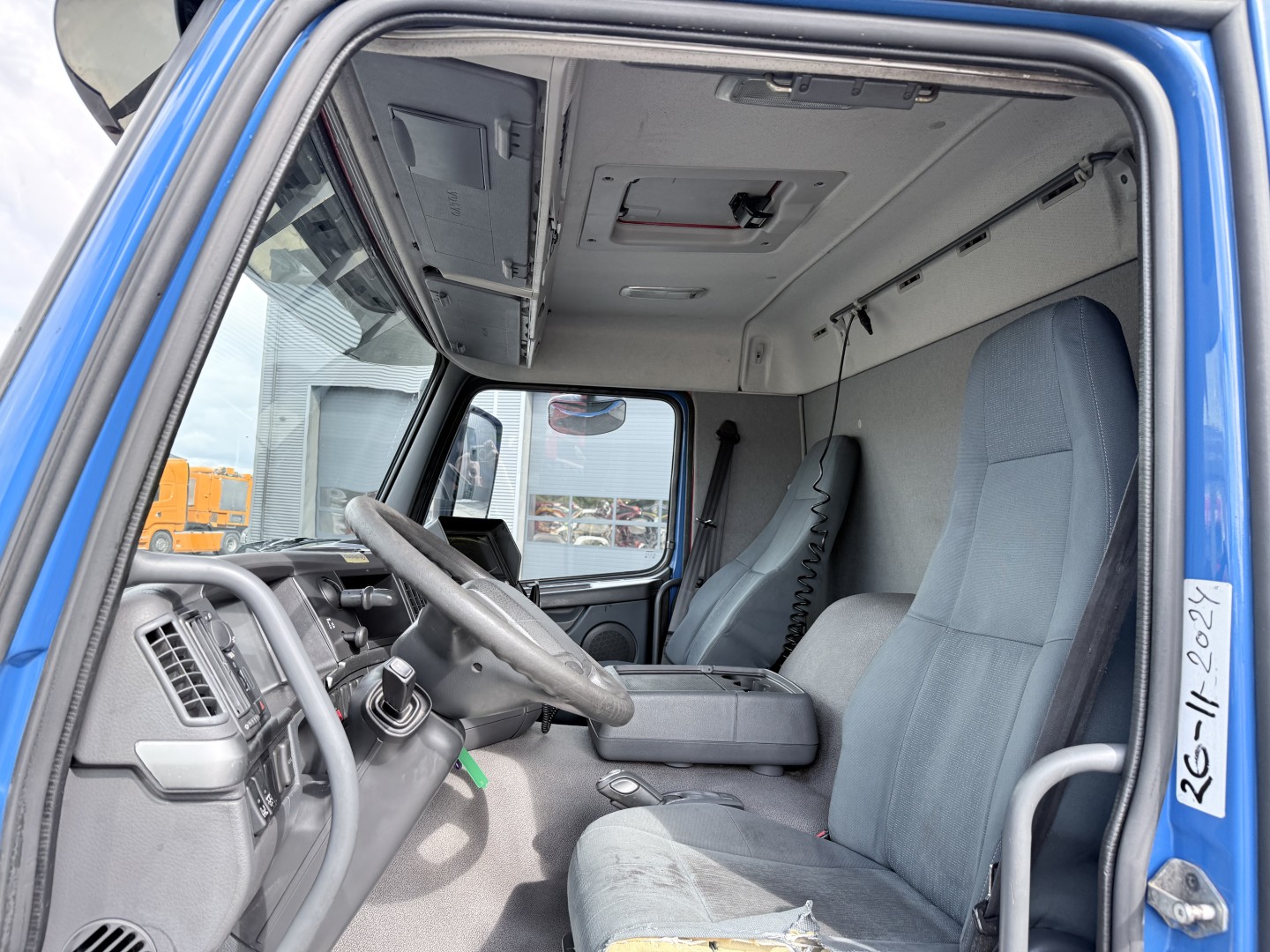 Volvo FM 330 7,7 m 4x2 Fragtlad & lift