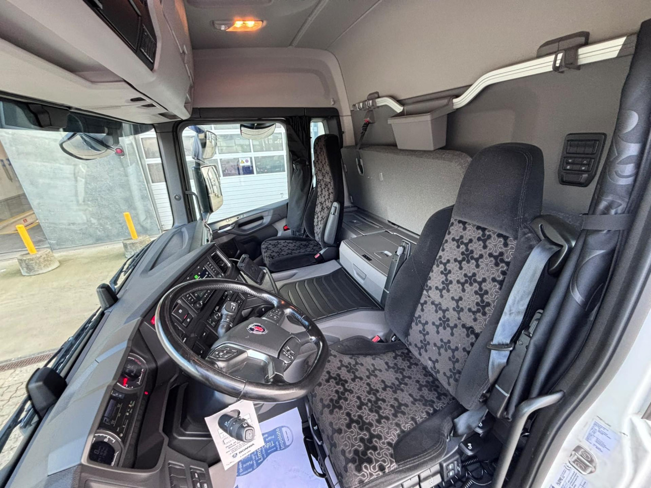 Scania P 250 B4x2NB 18 pl. Boks/Lift