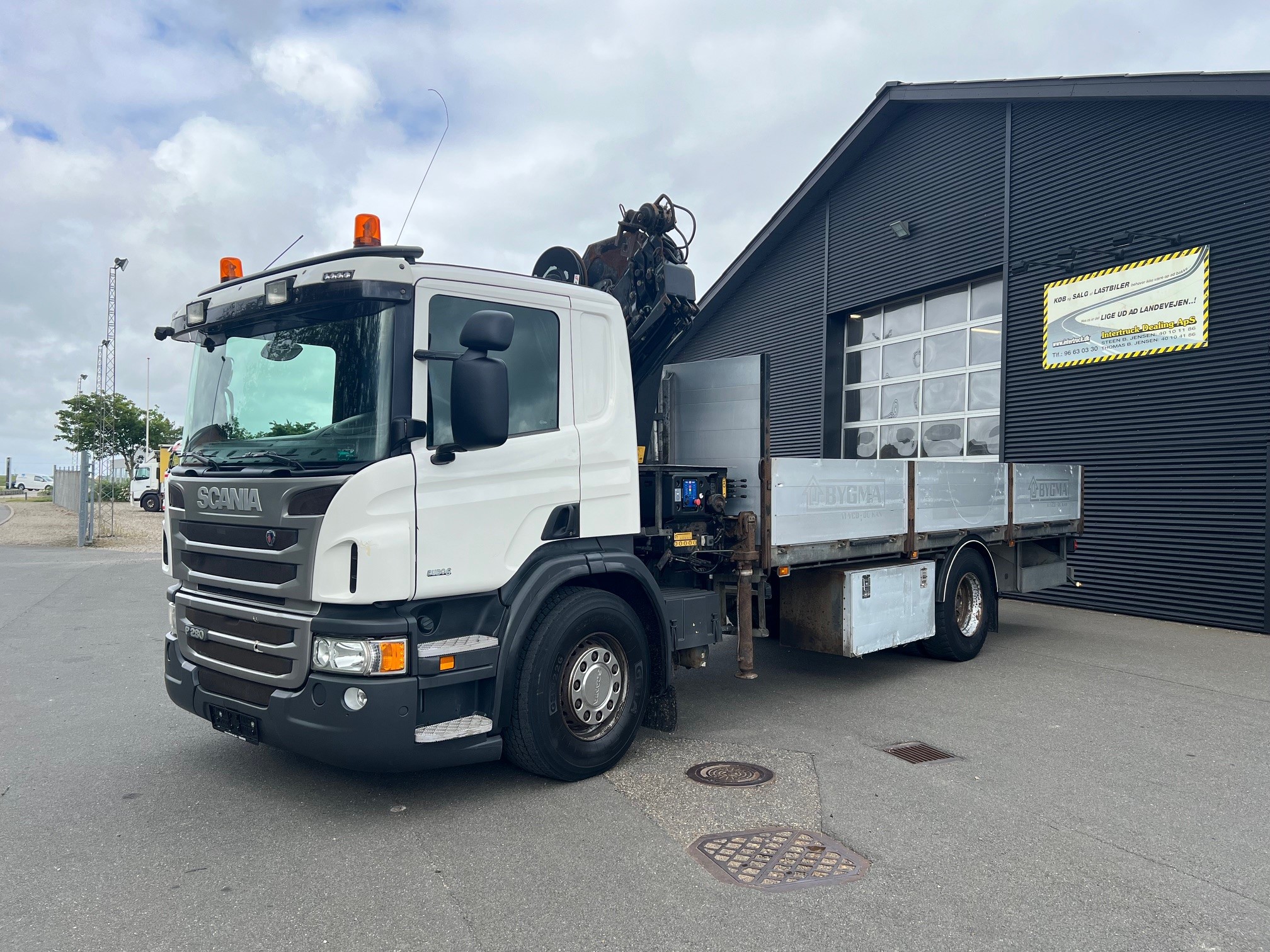 Scania P280 med HMF 1720 kran