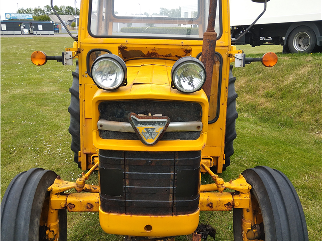 Massey Ferguson Traktor med riv påmonteret