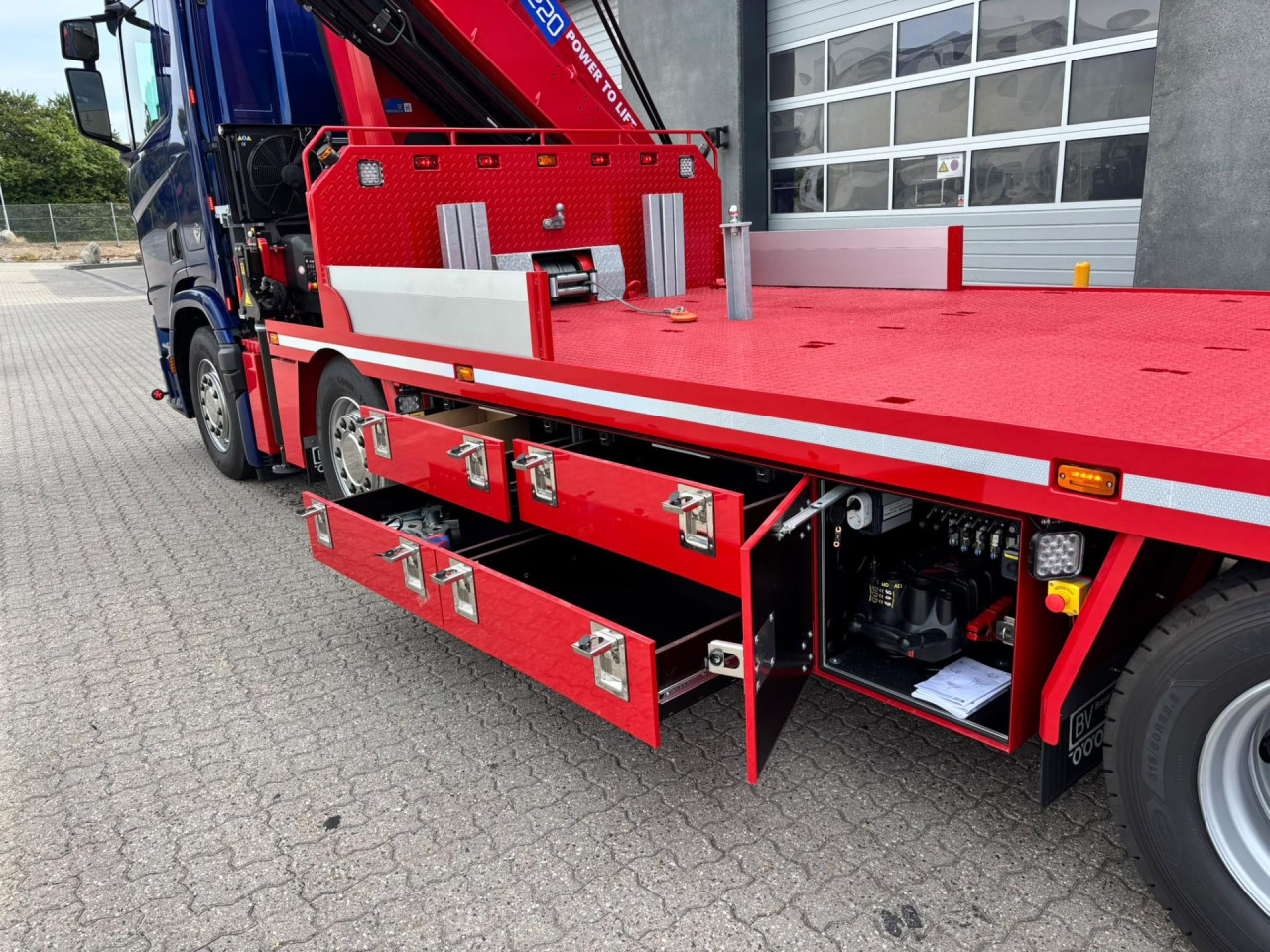 Scania R 590 B8x2*6NB Crane + machine transporter body wi
