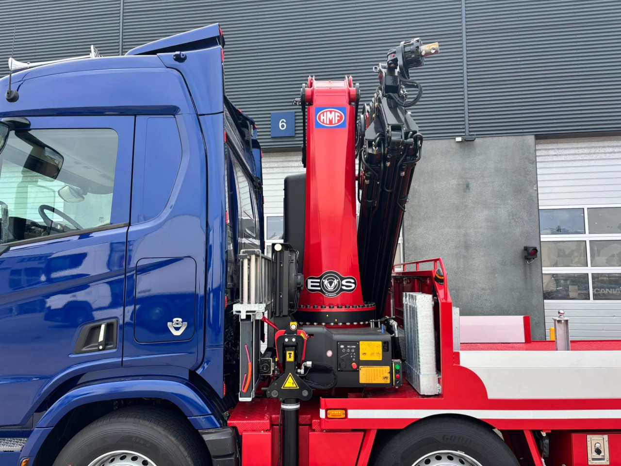 Scania R 590 B8x2*6NB Crane + machine transporter body wi