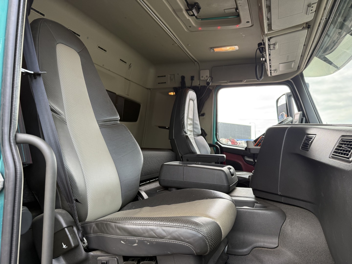 Volvo FM330 6x2*4 Carrier Supra 1050 Nordic
