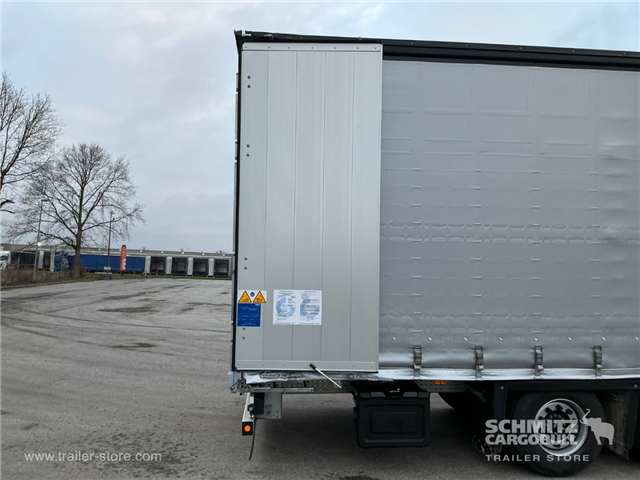 Schmitz Semi Curtainsider Mega