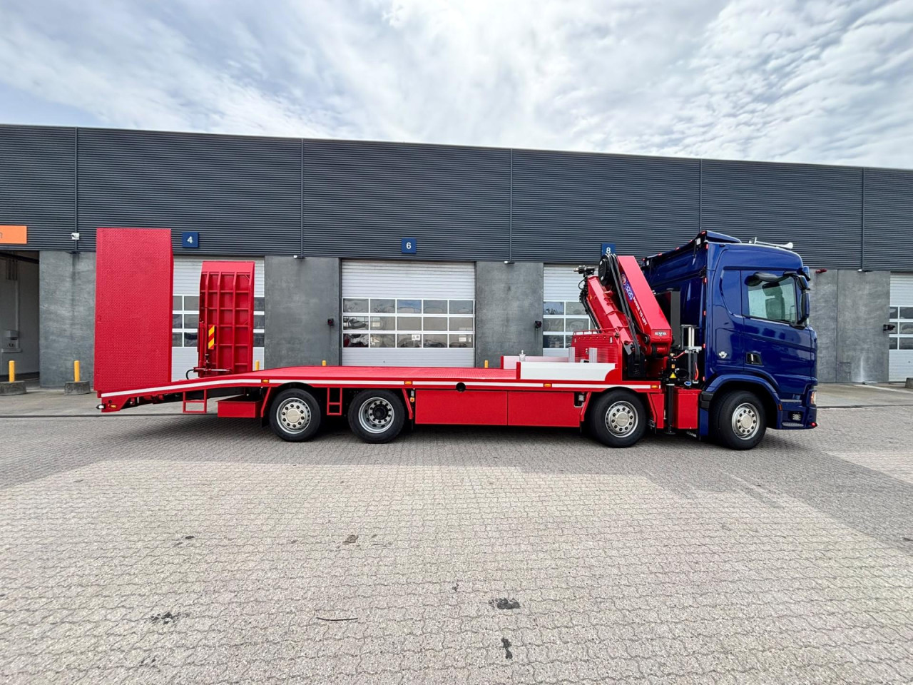 Scania R 590 B8x2*6NB Crane + machine transporter body wi