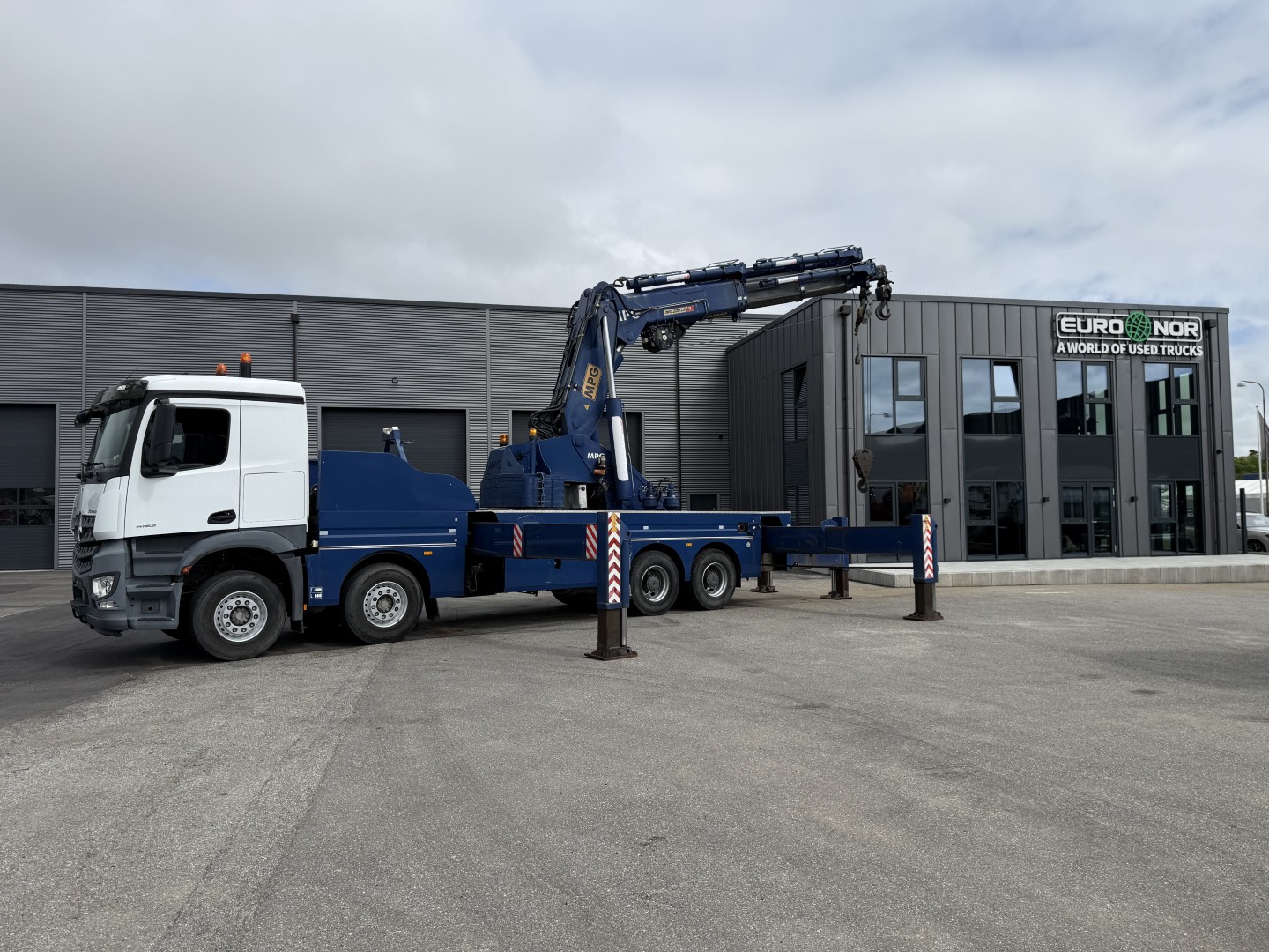 Mercedes Arocs 4153 8x4 Kran MPG 220 TM7 (Kun 8000 km)