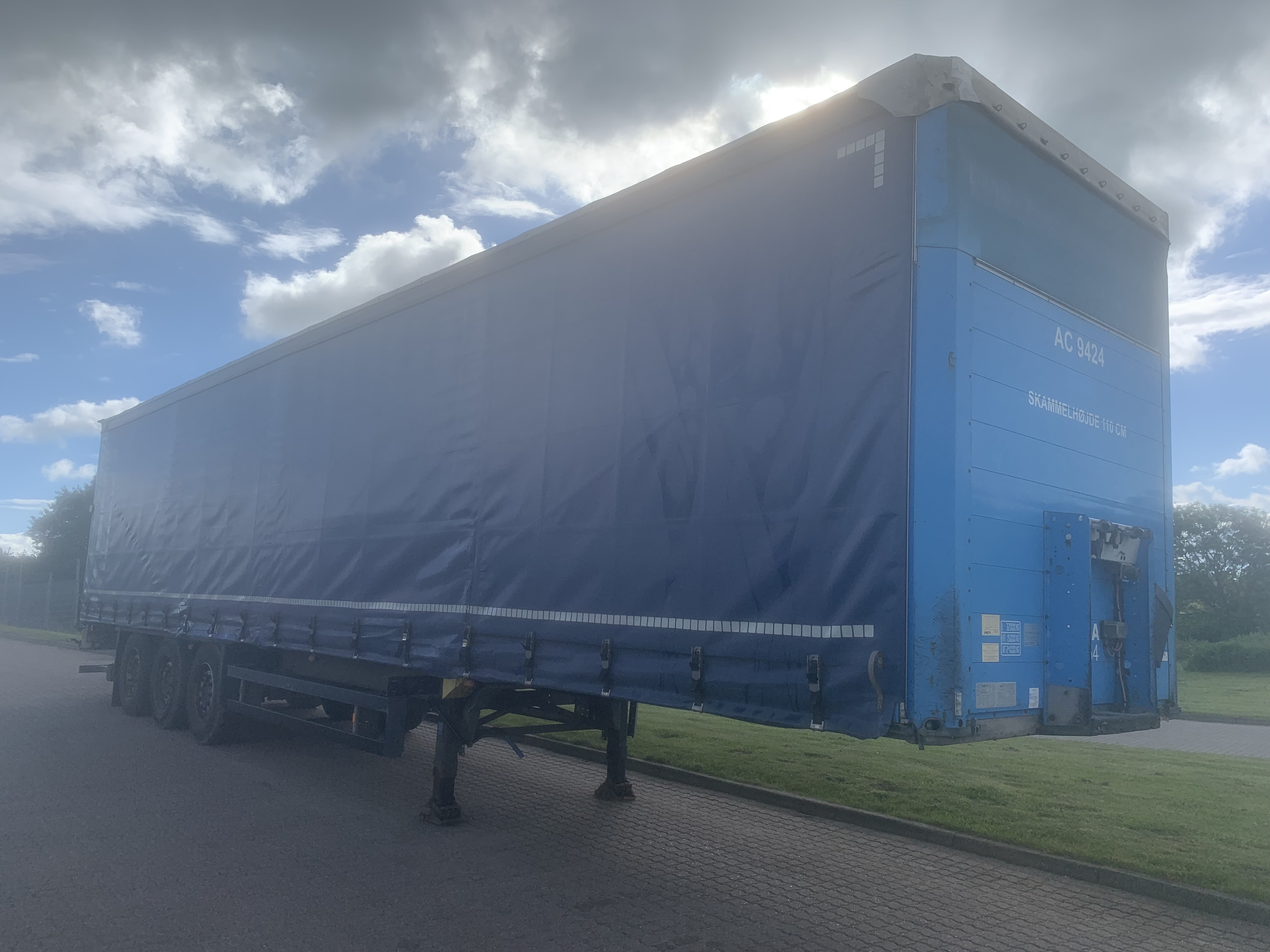 Schmitz Cargobull 3-akslet Gardintrailer m. lift