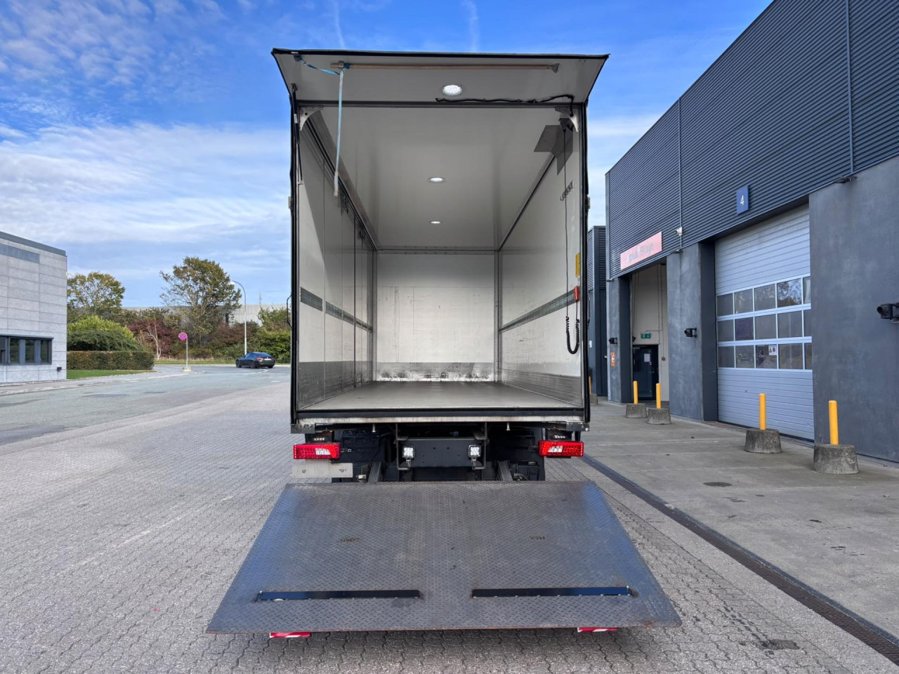 Scania P 250 B4x2NB 18 pl. Boks/Lift