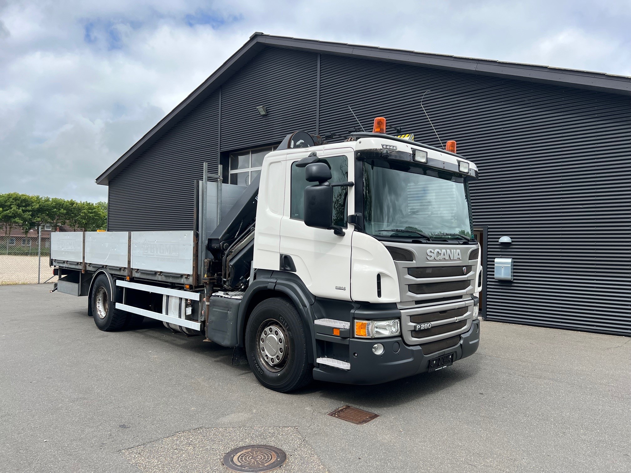 Scania P280 med HMF 1720 kran