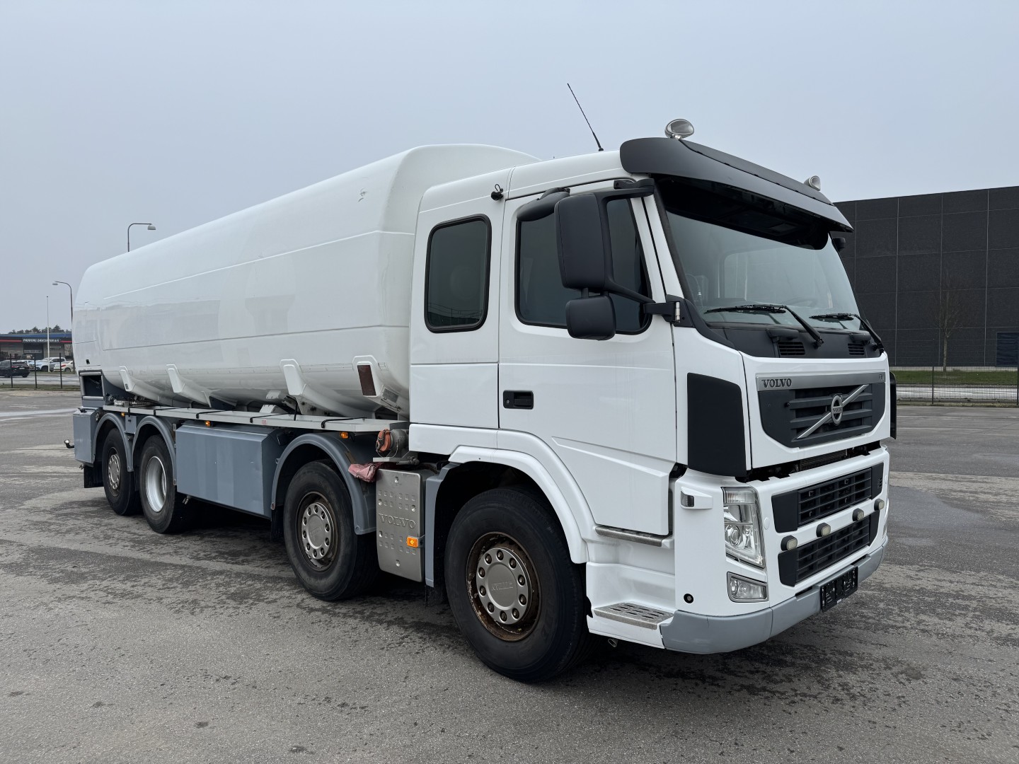 Volvo FM460 8x2*6 24.125 l. ADR Tankbil
